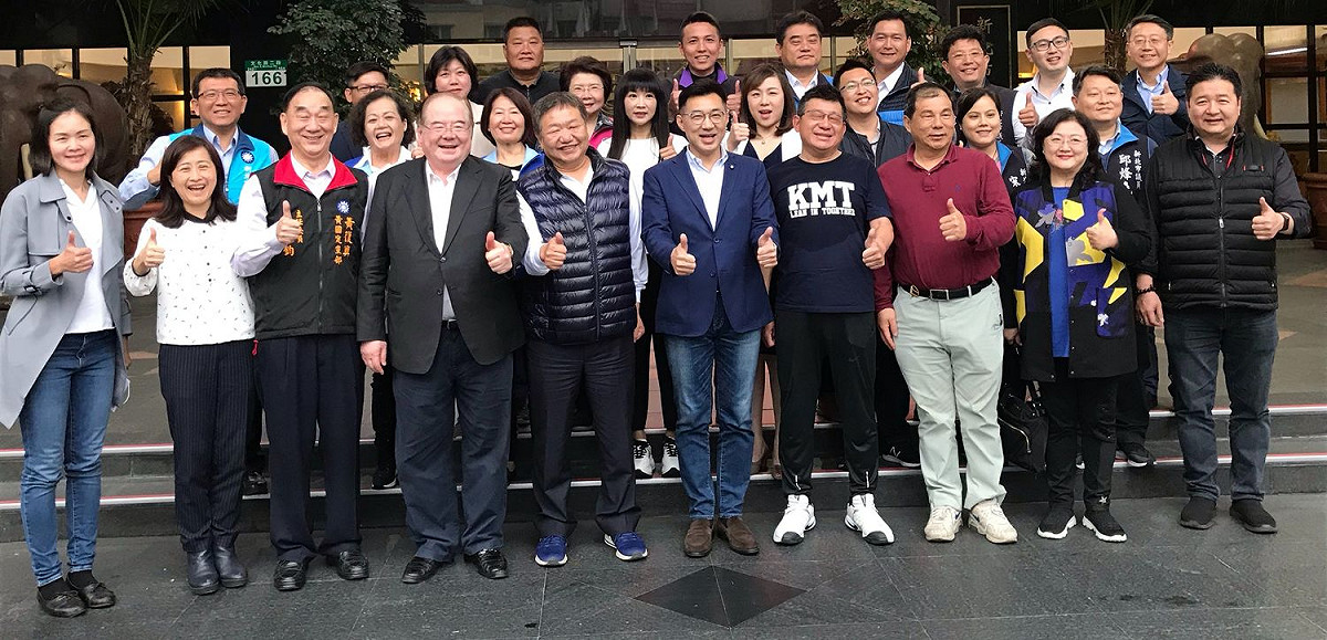 國民黨主席江啟臣、祕書長李乾龍與新北市議會國民黨黨團成員合影。 圖：國民黨新北市議會黨團提供