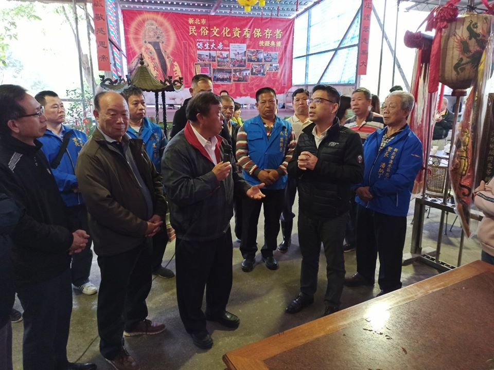民政局長柯慶忠（右二）、淡水區長巫宗仁（左一）與「三芝九庄輪祀保生大帝」主委蔡錦賢（左三）討論取消遶境。  圖：翻攝淡水三芝九庄輪祀保生大帝臉書專頁