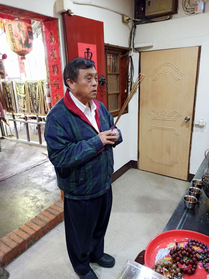 「淡水三芝九庄輪祀保生大帝」蔡錦賢向保生大帝請示。 圖：翻攝淡水三芝九庄輪祀保生大帝臉書專頁