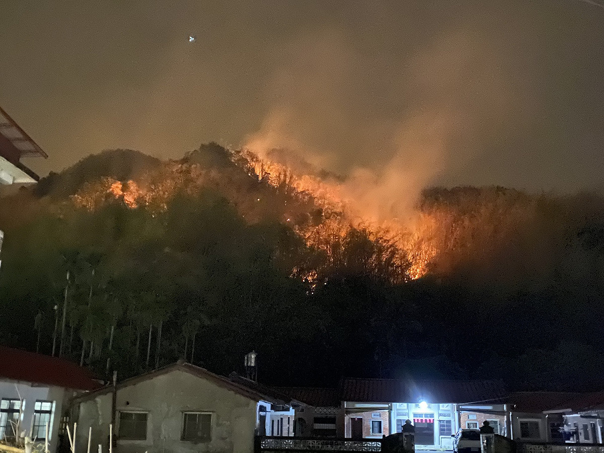 21日傍晚高雄市美濃區福美路旁山區雜草起火，火勢持續往山上延燒，火光沖天，所幸沒有延燒民宅之虞。 圖：高雄市消防局提供