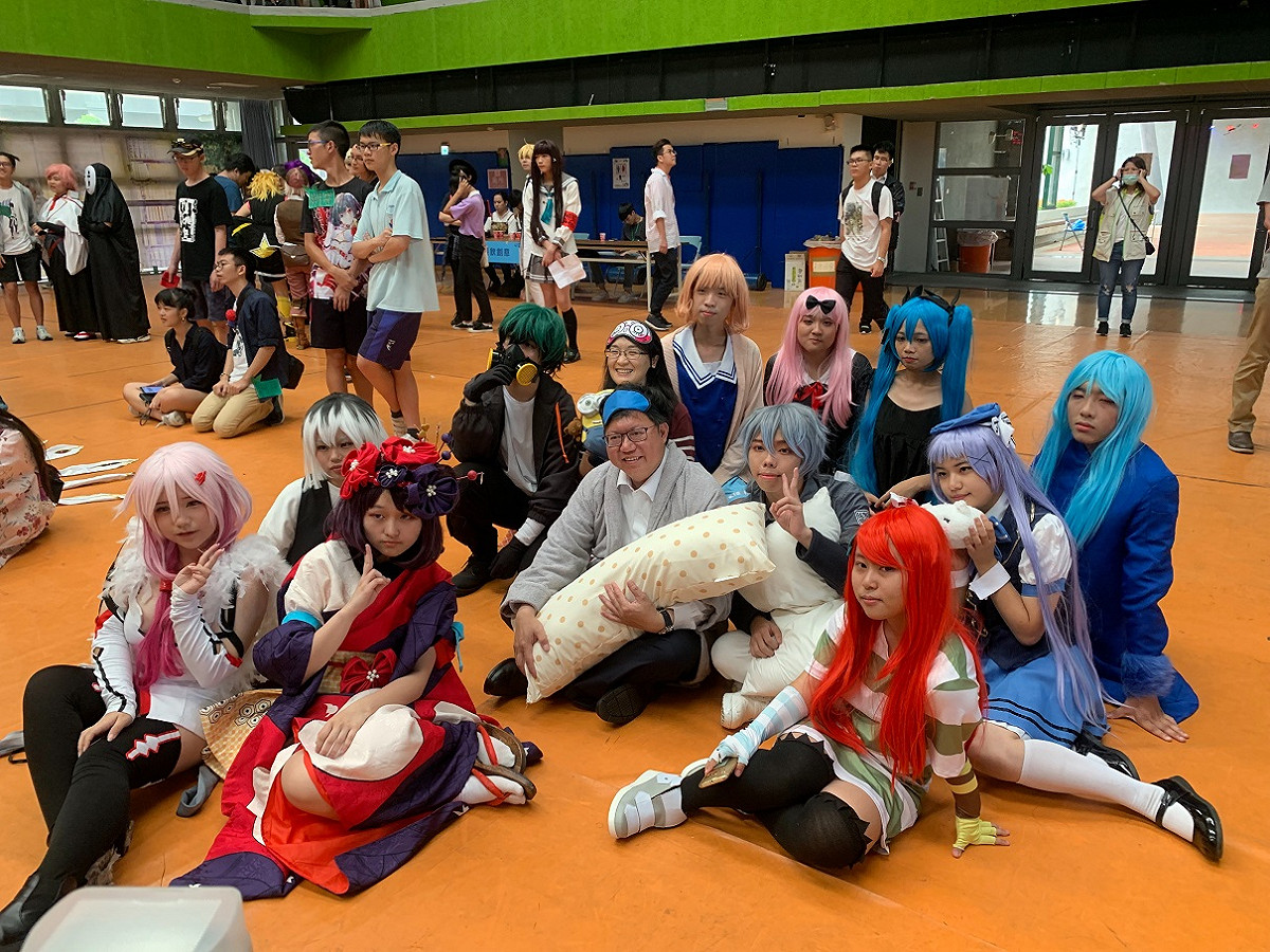 桃園市長鄭文燦與Cosplay的社團學生。 圖：桃園市政府青年事務局提供