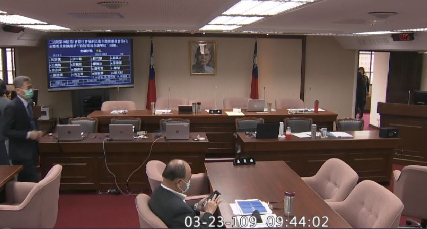 社會福利及衛生環境委員會議因傳環保署員工確診，會議暫停。 圖：翻攝自直播影片