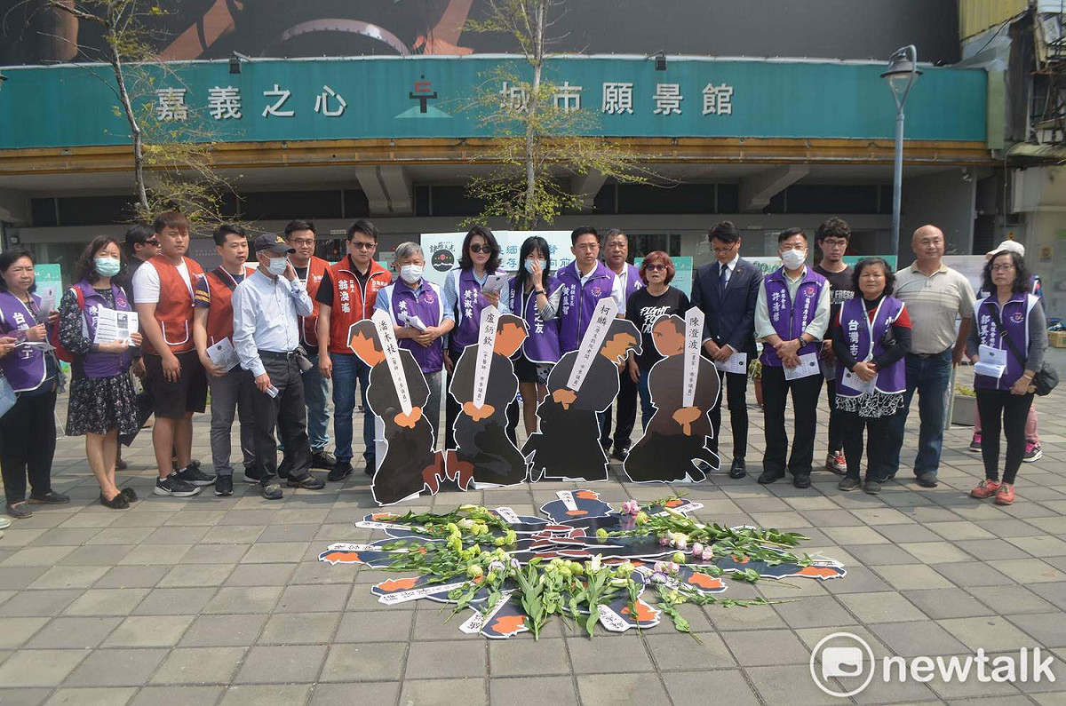 三月大屠殺紀念會今天上午在嘉義市火車站舉行，包括小英之友會等各界人士參與。 圖：蔡坤龍/攝