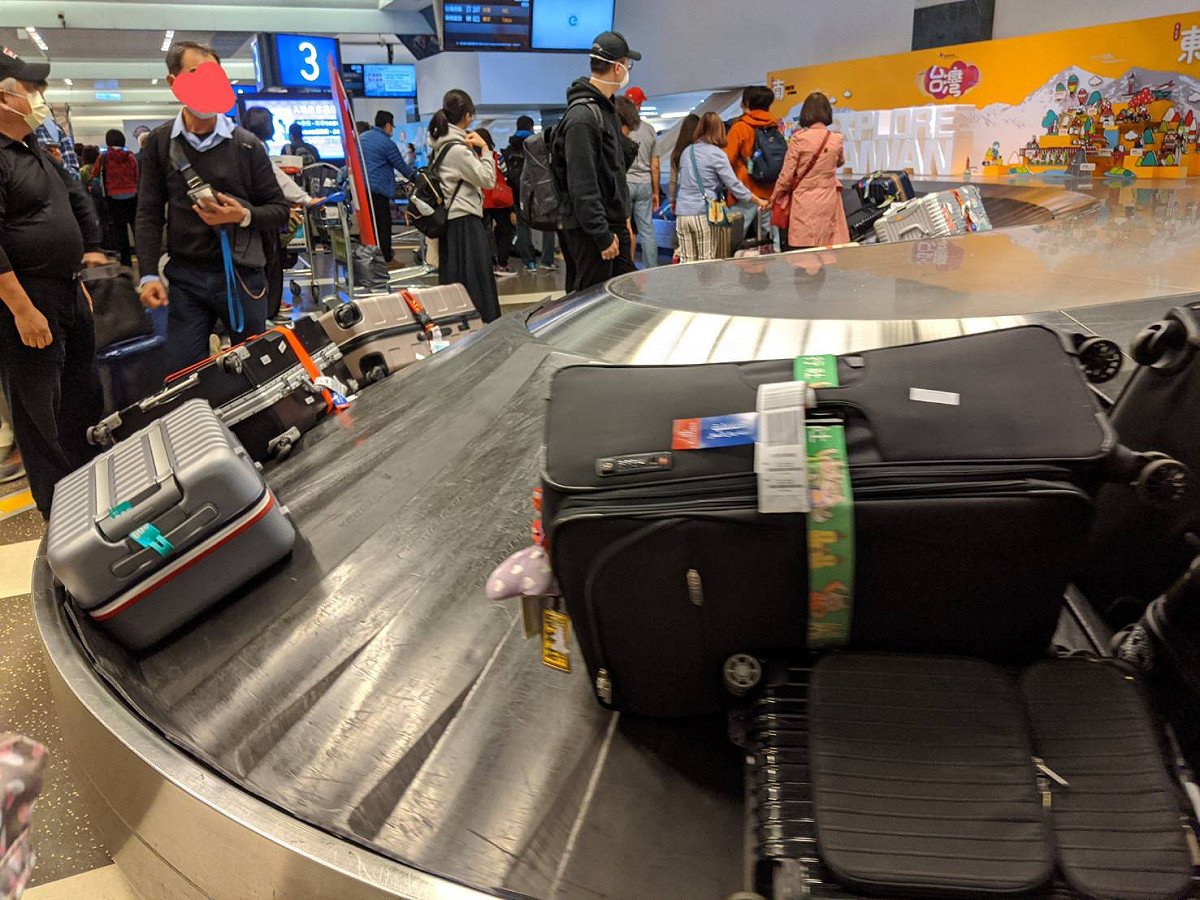 入境旅客的行李從昨天開始都會經過消毒，才送入海關轉盤檢查。 圖：葉宜哲／攝(資料照)