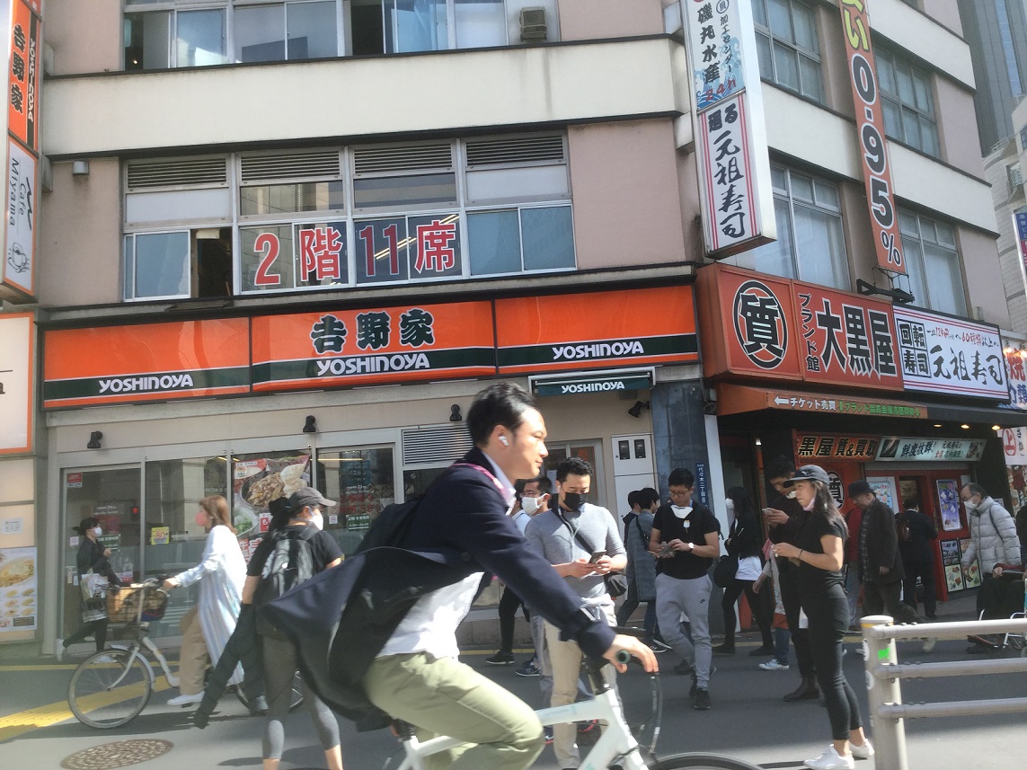 東京現在行動自由，沒有大規模活動，但是新宿等繁華地區人還是相當密集，出現都會型的爆發性感染也不奇怪。 圖：劉黎兒/攝
