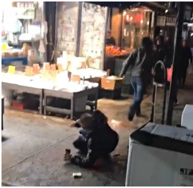 3月7日美國紐約州一名華裔男子當街遭刺10多刀，性命垂危，警方懷疑跟武漢肺炎引發的種族歧視有關。 圖：翻攝自微信/軍武次位面