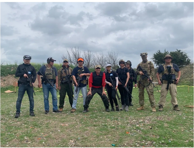 碳哥為應對武漢肺炎引發的美國緊急狀態，和華人朋友組成武裝團，捍衛華人社區。 圖：翻攝自微信/軍武次位面