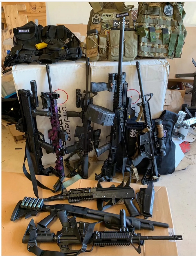 碳哥為應對武漢肺炎引發的美國緊急狀態，和華人朋友組成武裝團，捍衛華人社區。圖為碳哥家中儲備的軍火與防彈背心。 圖：翻攝自微信/軍武次位面