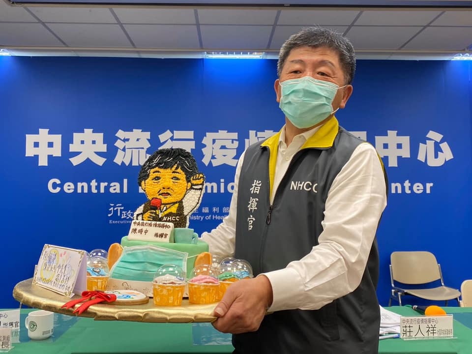 陳時中本尊與經國管理暨健康學院製作的「阿中蛋糕」合影。 圖：取自經國管理暨健康學院臉書