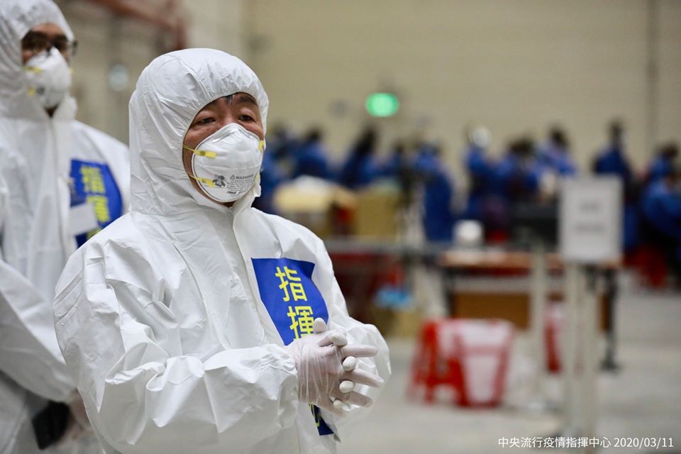 防疫指揮中心指揮官陳時中（前）不眼不休工作，讓網友心疼不已。 圖：翻攝自衛福部臉書