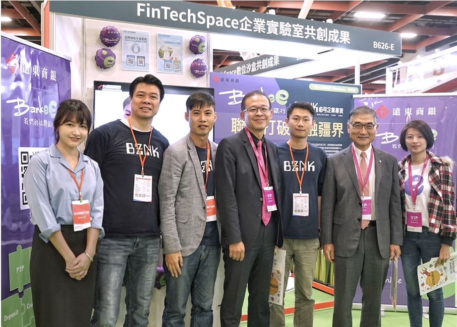 遠東商銀社群銀行「Bankee」與「BZNK必可」攜手打造全台最大企業募資平台。右二為遠東商銀總經理周添財、右三為BZNK必可共同創辦人林滄億、右四為遠東商銀數金副總戴松志、左二為BZNK必可共同創辦人林彥君。 圖：BZNK必可/提供