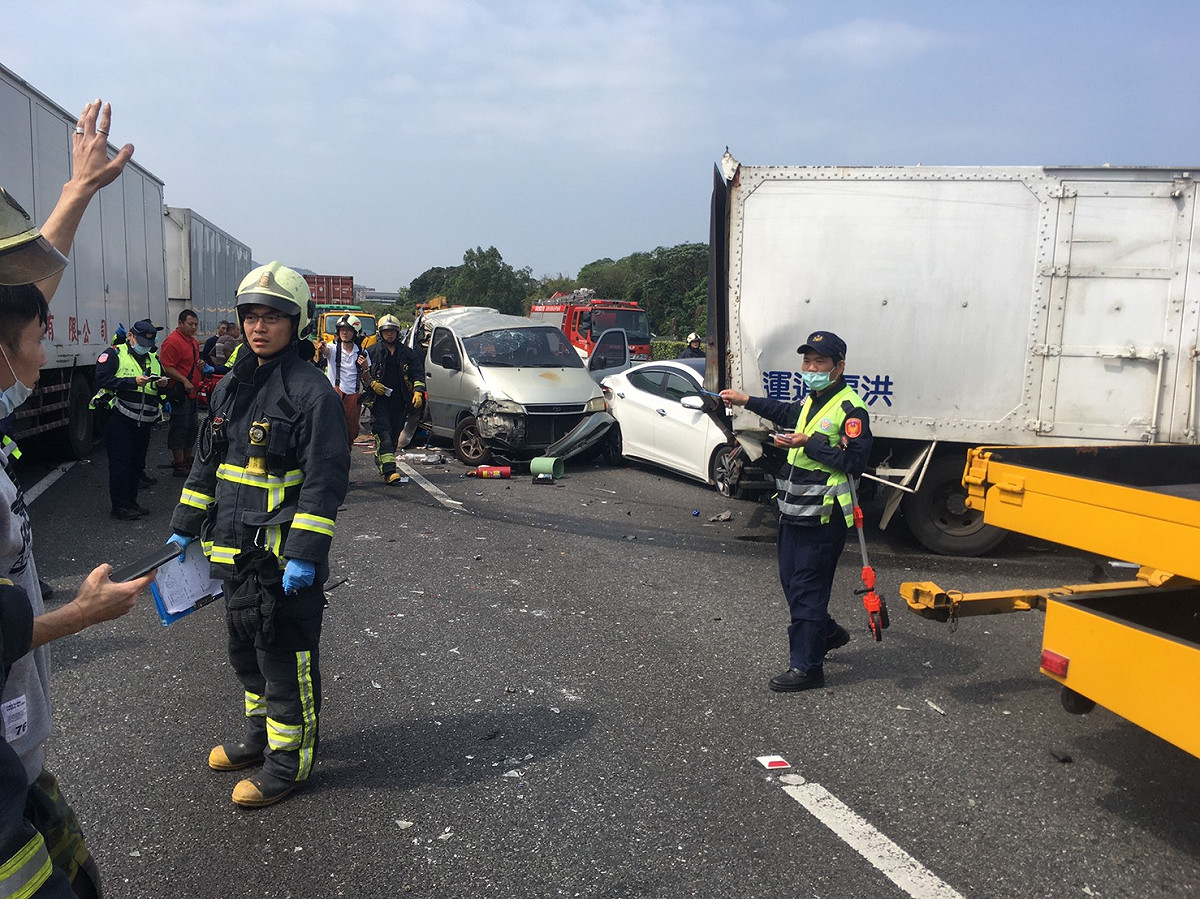 國道3號中和交流道附近北上路段今天上午9點發生7輛車追撞事故，造成1人命危、2人輕傷送醫。 圖：新北市消防局提供