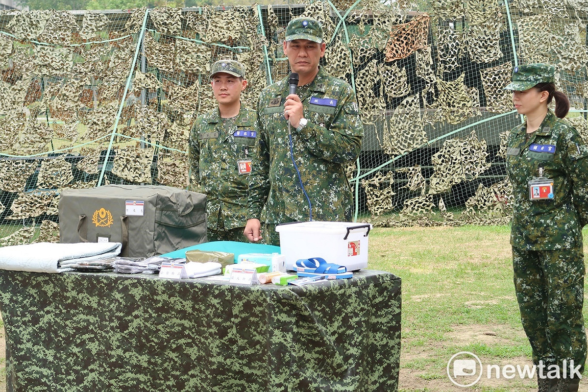 陸軍203旅旅長陳生平（中）24日說明防疫包措施 圖：林朝億/攝