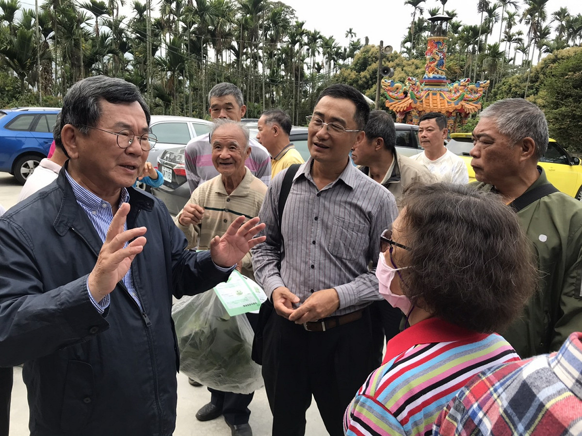 立委陳明文協助農民處理作物遭獼猴損壞問題。 圖：陳明文服務處/提供