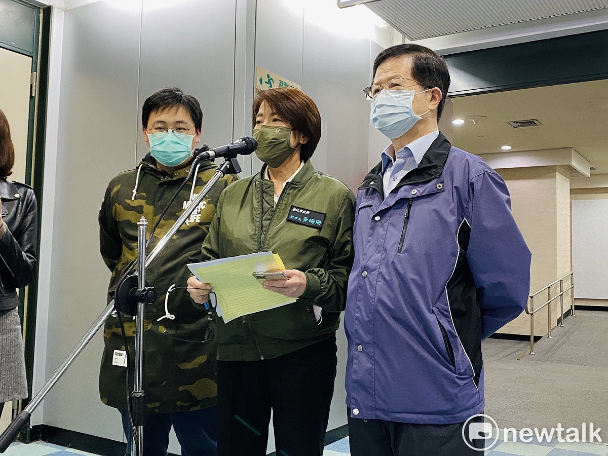 台北市副市長黃珊珊（中）、台北市觀傳局長劉奕霆（左）、台北市衛生局長黃世傑（右）。 圖：周煊惠 ／攝