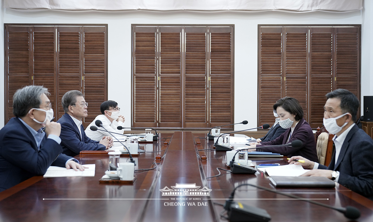 文在寅於會議中承諾會全面刪除影片，也會提供被害者一切援助。 圖 : 翻攝自青瓦台官網
