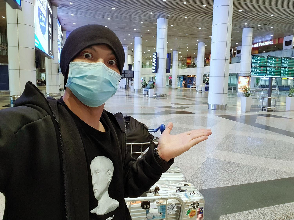 馬來西亞歌手黃明志，20日回國後在馬來西亞機場拍照報平安。 圖：黃明志臉書粉專