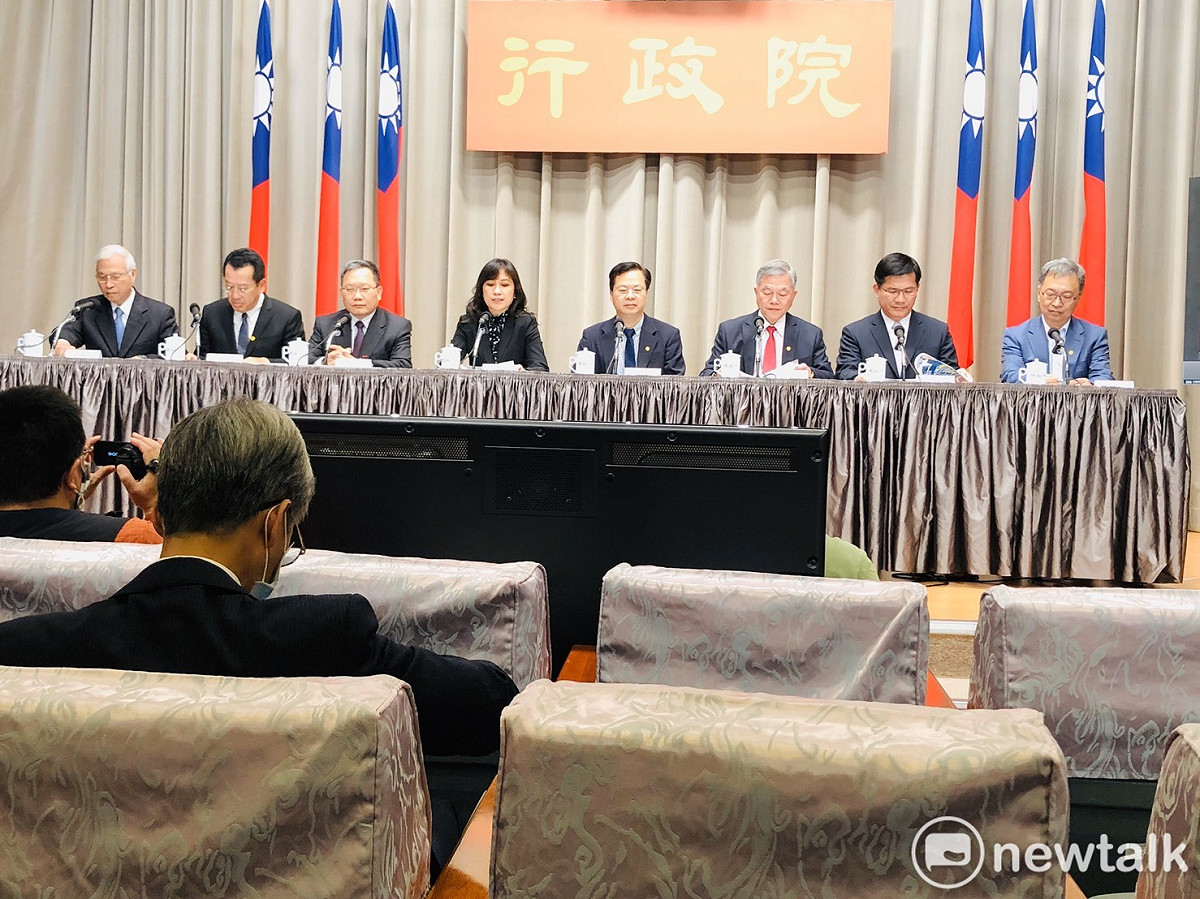 行政院於今（24）天傍晚由發言人Kolas Yotaka主持「政府挺你 安心防疫」記者會，由龔明鑫政委和財經部會官員出席說明。 圖：謝莉慧/攝