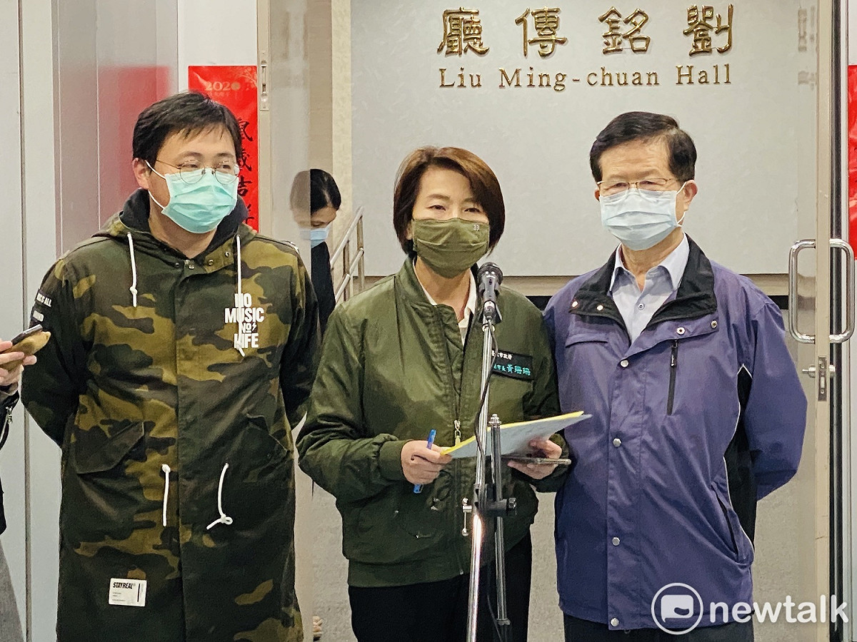 台北市副市長黃珊珊（中）、台北市觀傳局長劉奕霆（左）、台北市衛生局長黃世傑（右）。 圖：周煊惠 ／攝