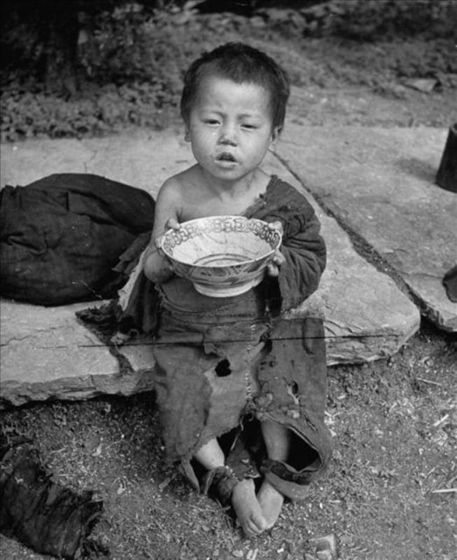 60年前，中國大陸「大躍進」運動以失敗告終，更引起慘絕人寰的大饑荒，活活餓死千萬逾人。圖為1946年，饑荒中可憐的孩子在乞討。 圖：翻攝自網路