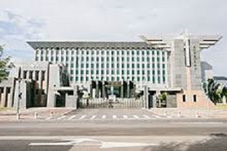 媒體報導，空軍司令部爆發大規模貪瀆，以公出、加班等理由申請誤餐費。空軍回應指出，共有29名人員，121筆、新台幣1萬8150元不符規定的申請，相關誤領費用已全數繳回。 圖 : 翻攝自維基百科