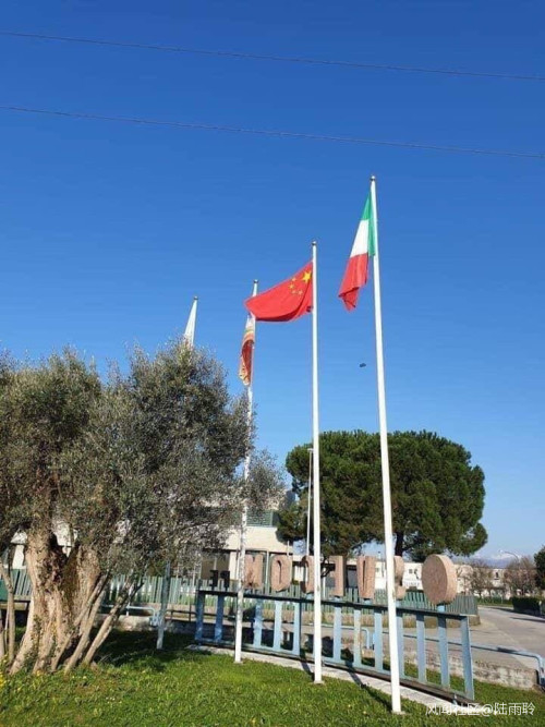 現在傳出有義大利居民降下歐盟旗幟，把中國五星旗升起，與義大利國旗並列飄揚。 圖：翻攝自《觀察者網》