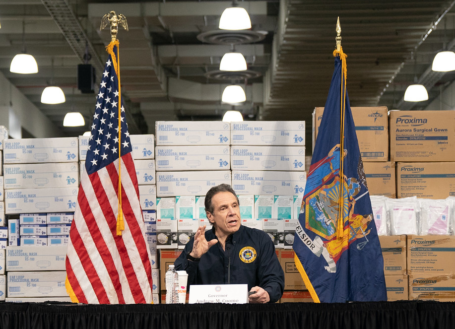 紐約州長古莫 (Andrew Cuomo) 週二於記者會上指出，紐約的疫情高峰將在2至3週內到來。 圖：翻攝自紐約州政府Flickr