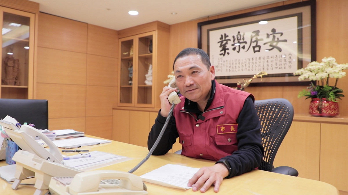 侯友宜錄製台語版關懷語音，向市民宣導自我健康管理的重要性。 圖：新北市政府/提供