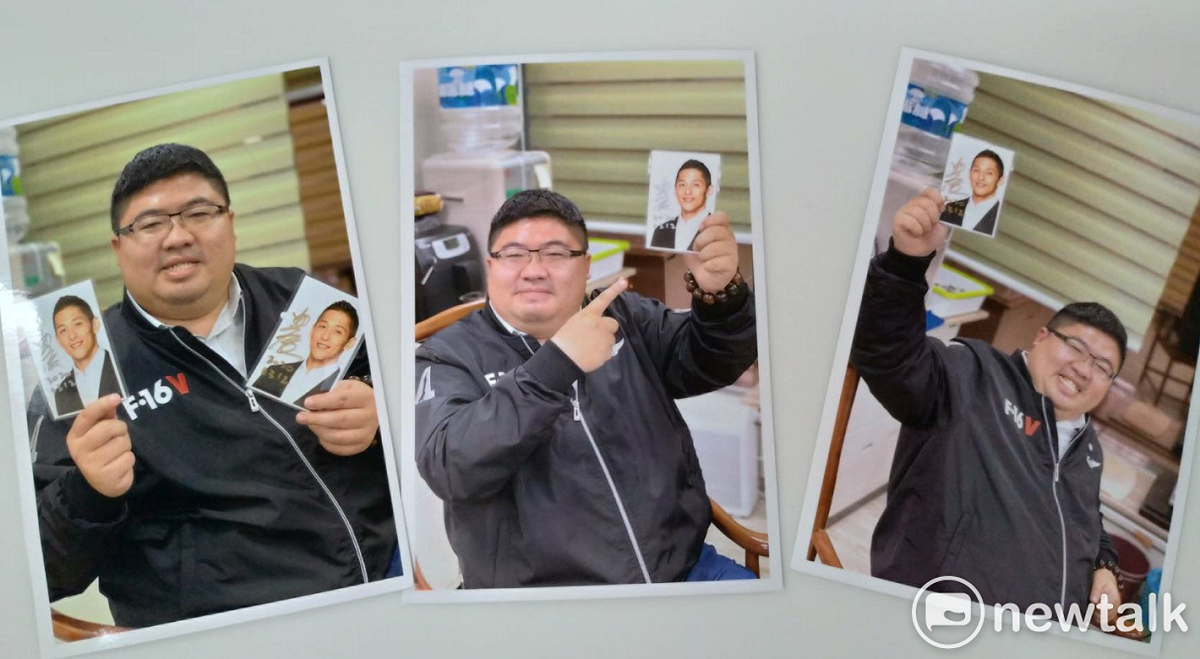 為了解決吳怡農簽名照供不應求問題，蔡易餘印了三樣式「吳怡農簽名照」，提供選民選擇。 圖:陳佩君/攝