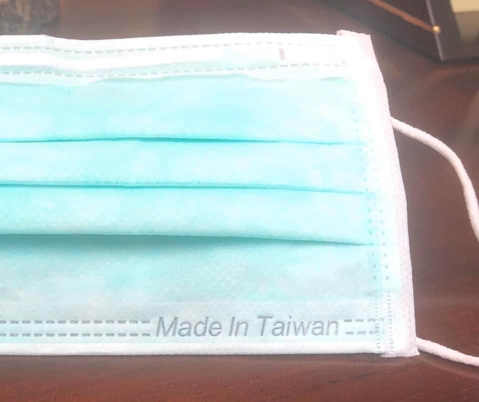 駐日代表謝長廷表示，看到外交部寄來的口罩上面印著made in Taiwan的字樣，感覺特別溫馨。 圖：翻攝謝長廷臉書