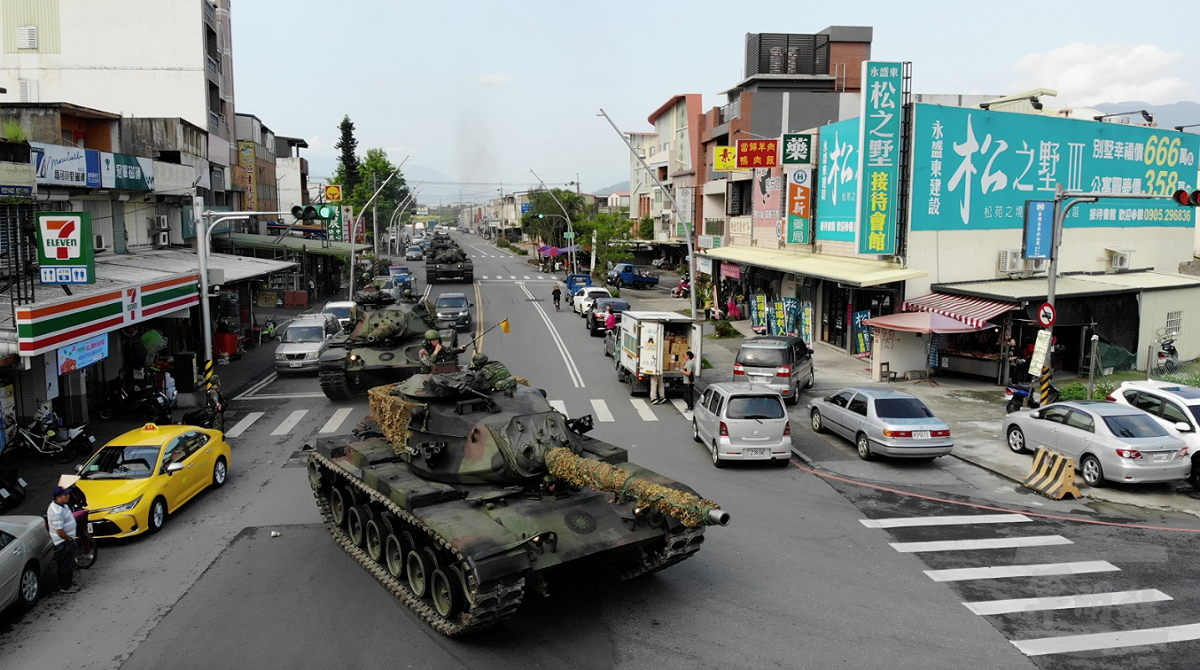 M60A3戰車行駛於員山街道。 圖：軍聞社／提供