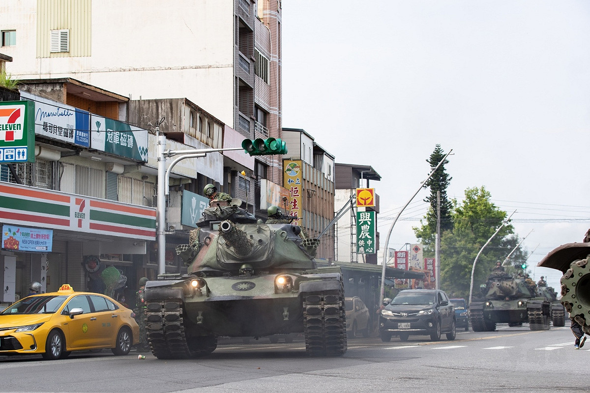 M60A3戰車行駛於員山街道。 圖：軍聞社／提供