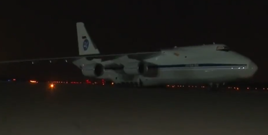 俄羅斯衛星通訊社3月23日報導，俄羅斯國防部稱，俄空天軍一架飛機從中國運來2550萬個口罩。 圖：翻攝京報網