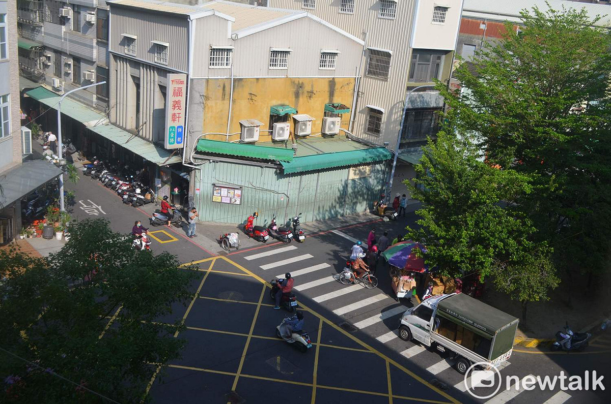 家庭號蛋捲宣佈停售號，成功店門前情況大不相同。 圖：蔡坤龍/攝