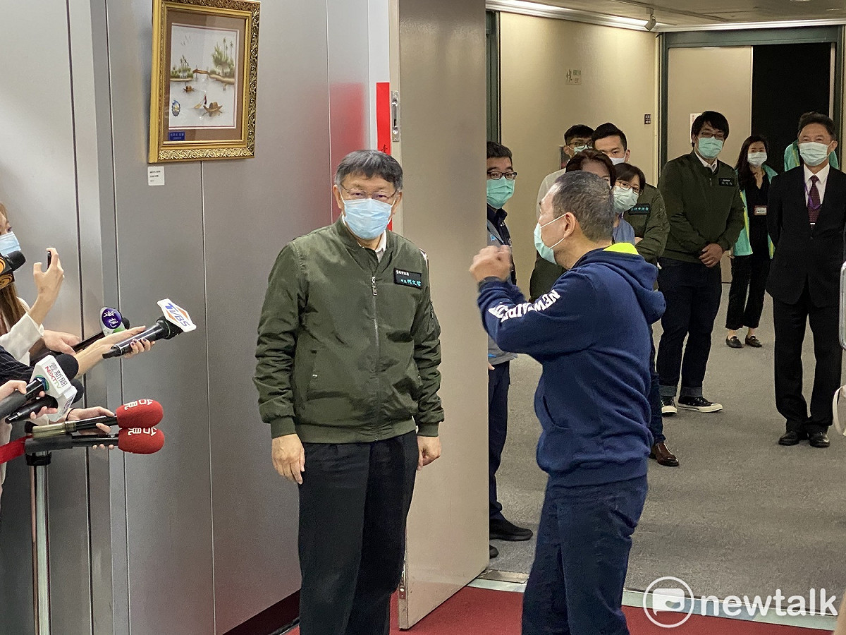 侯友宜到場後，向柯文哲拱手致意，表示最近因應疫情不握手。 圖：周煊惠 ／攝