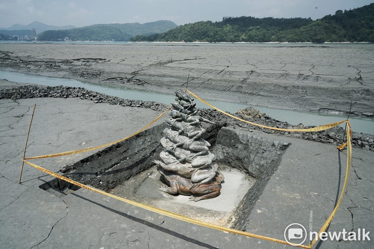 日月潭入水口附近，著名的的「水蛙雕塑」景點，由於上游流下來的土膏淤積，十多年來，有兩隻半一直被埋在土裡面，遊客只能拍到六隻半的青蛙，另外兩隻半深藏土中，今年旱象嚴重，日月潭水位不斷下降，日月潭管理處派工讓埋在土裡面的兩隻半出土，九隻青蛙闊別十多年後，出現難得一見的全都露景象，也凸顯旱象問題嚴重。 圖：張良一/攝