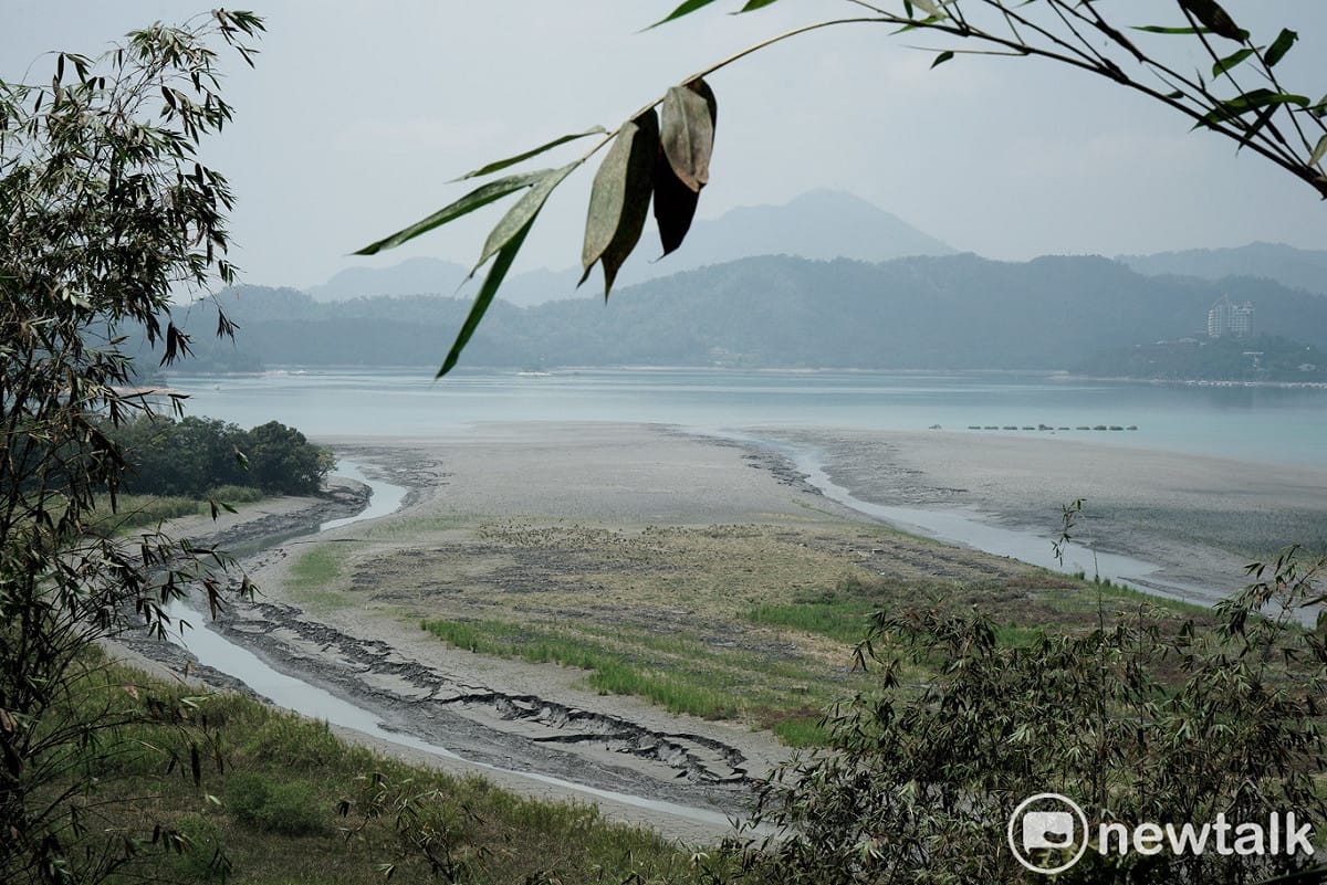 日月潭入水後附近因水位下降，大片泥土裸露。 圖：張良一/攝