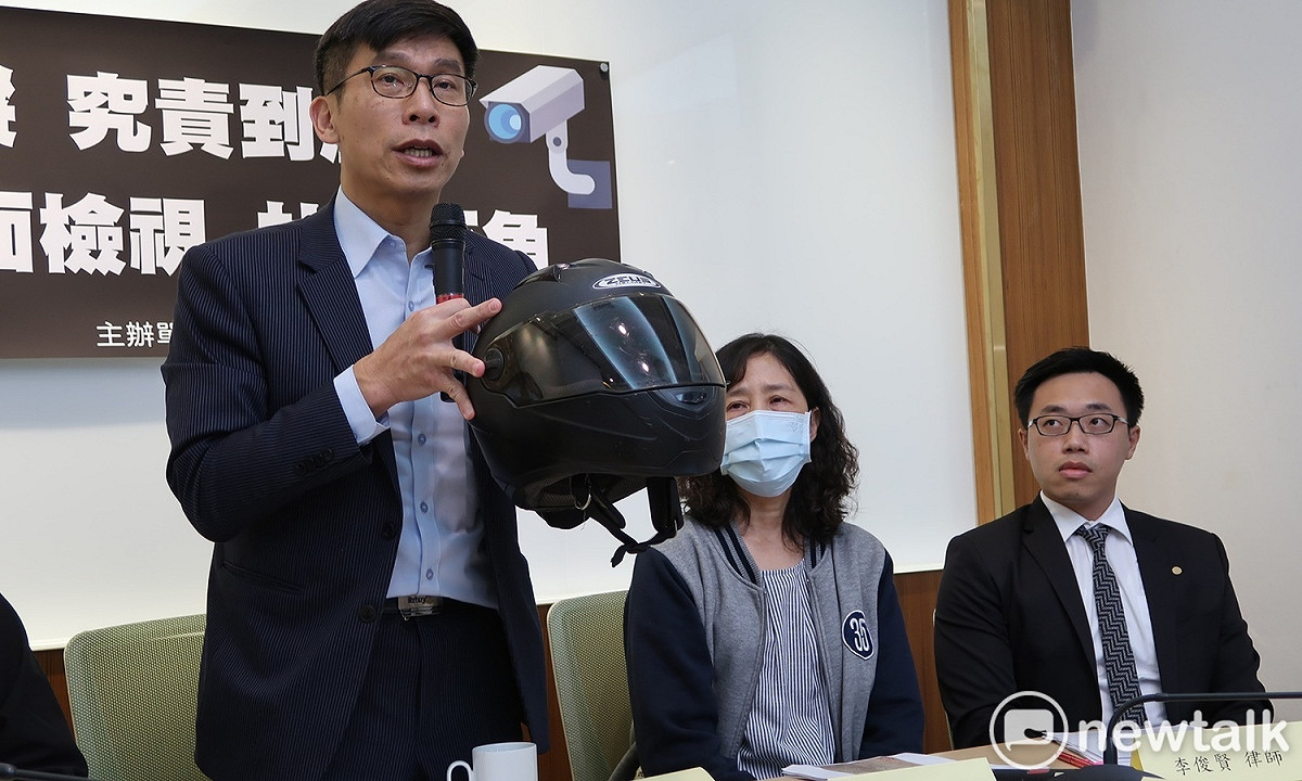 民進黨立委鍾佳濱26日手持安全帽說，林姓受刑人頭被戴上安全帽後遭凌虐、毆打。 圖：林朝億/攝