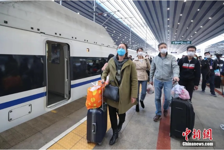 3月25日，離鄂返京乘客乘G488次列車到達北京西站。 圖：翻攝中新網
