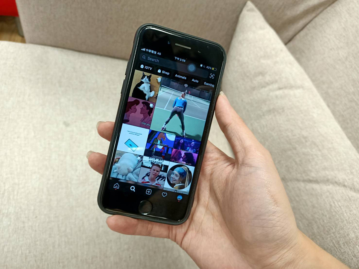 Instagram的探索功能(Explore)自動會蒐集瀏覽紀錄與偏好，並在應用程式內推薦用戶可能也會喜歡的內容和帳號。 圖：張哲瑋／攝