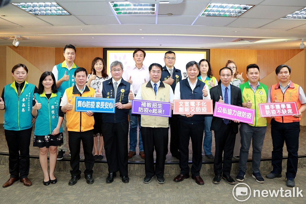 為避免補教業者在校門口發送招生傳單造成防疫壓力，台南市創全國之先，首創招生電子化，台南市長黃偉哲與補教團體、校長及家長團體共同宣示，防疫期間禁止補習班於校門口人力發送宣傳單，改採上傳電子化傳單。 圖：黃博郎／攝