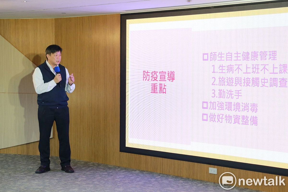 教育局長鄭新輝說明如何在教育局首頁建置台南市各補習班宣傳專區，讓民眾透過電話與網絡進行諮詢與互動。 圖：黃博郎／攝