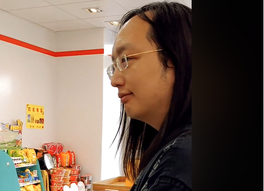 親自到超商取貨的行政院政務委員唐鳳在今（26）天在臉書PO出影片。 圖：擷自影片