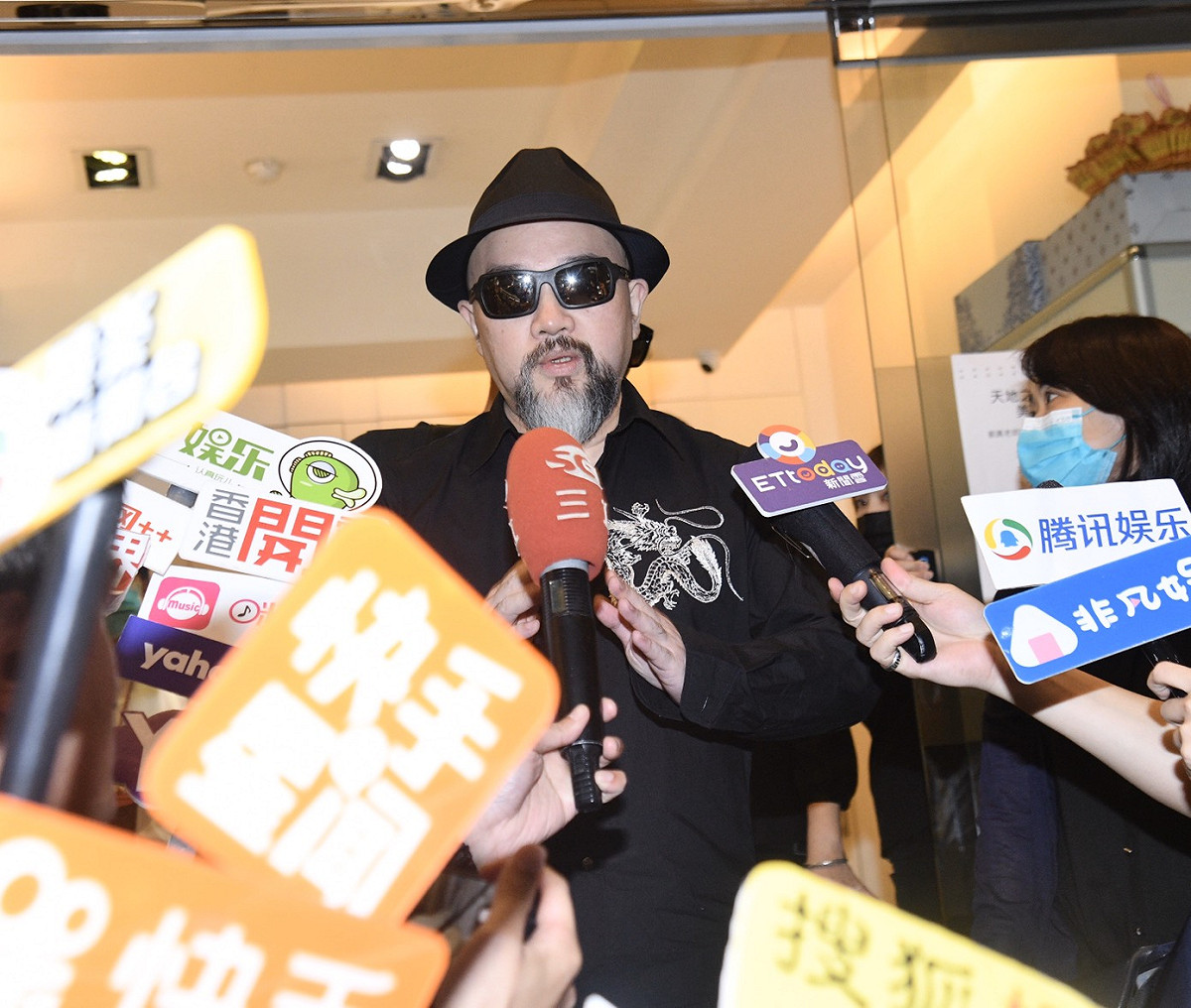 辛龍連著兩天現身劉真靈堂陪伴愛妻，神情憔悴。 圖：楊瑾錚/攝