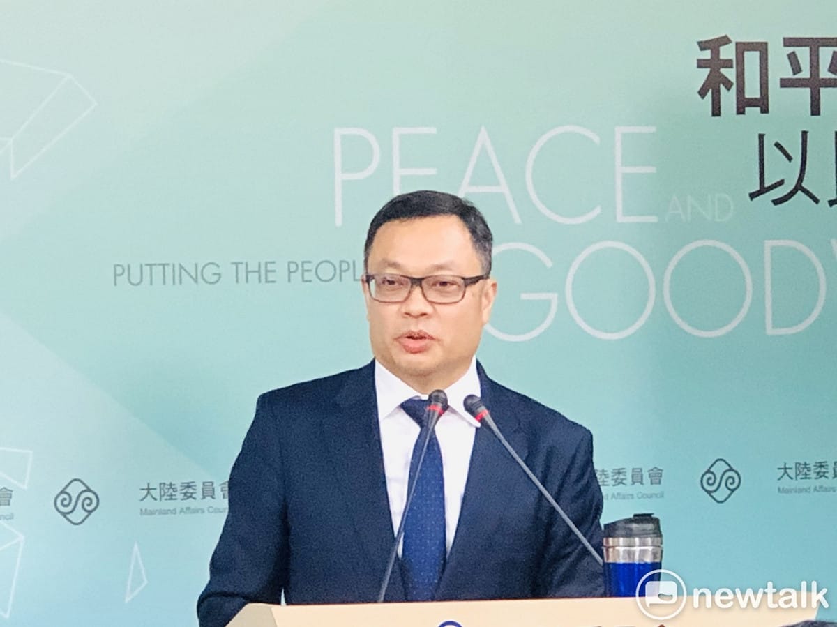 陸委會副主委陳明祺下午在例行記者會強調，這次沒有涉及兩岸協商，係由海基會以團體訂票方式搭國籍航空返台。 圖：謝莉慧/攝