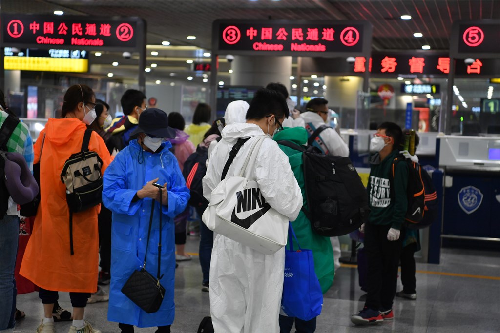 中國政府宣布，自28日凌晨0時起，暫時停止外國人持「目前有效」的中國簽證和居留許可入境。圖為旅客在成都國際機場進行入境登記。 圖：中央社／提供