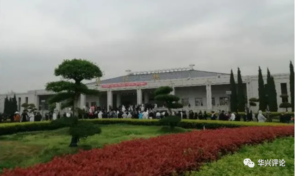中國武漢市的殯儀館開始發放因武漢肺炎死亡的罹難者骨灰，每日限量500個，門口長長人龍。 圖：翻攝自中國《文學城》/ 華興評論