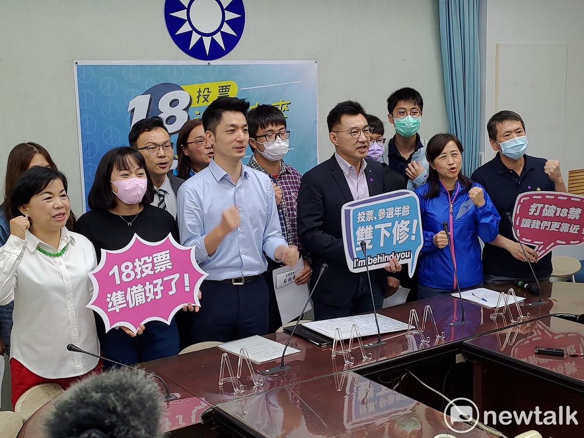 國民黨團提出修憲版本，力推公民權下修18歲、被選舉權下修20歲。 圖：黃建豪/攝