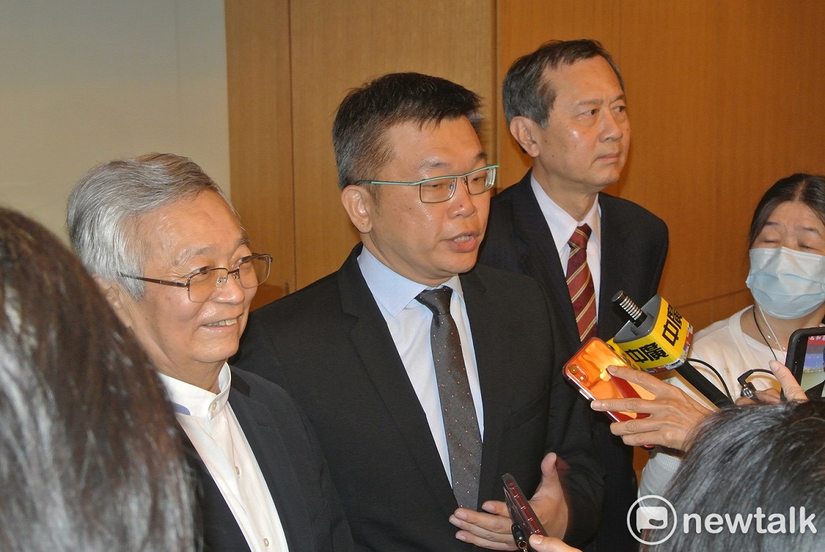 蔡其昌說政治口水像病毒，請政客戴上口罩。 圖：唐復年／攝