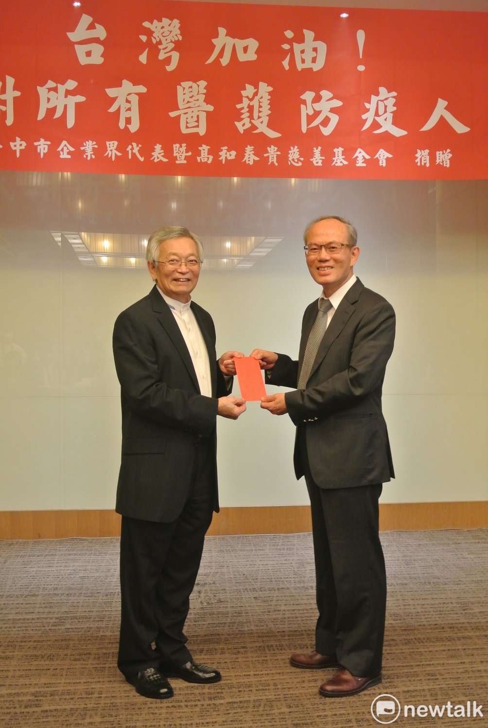 和大董事長沈國榮（左）致贈亞大醫院獎勵金，由副院長蔡肇基（右）代表受贈。 圖：唐復年／攝